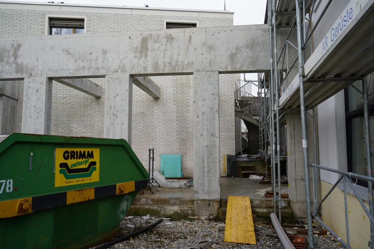 Blick auf die Baustelle des Projekts «Riva» am Seequai in Pfäffikon.